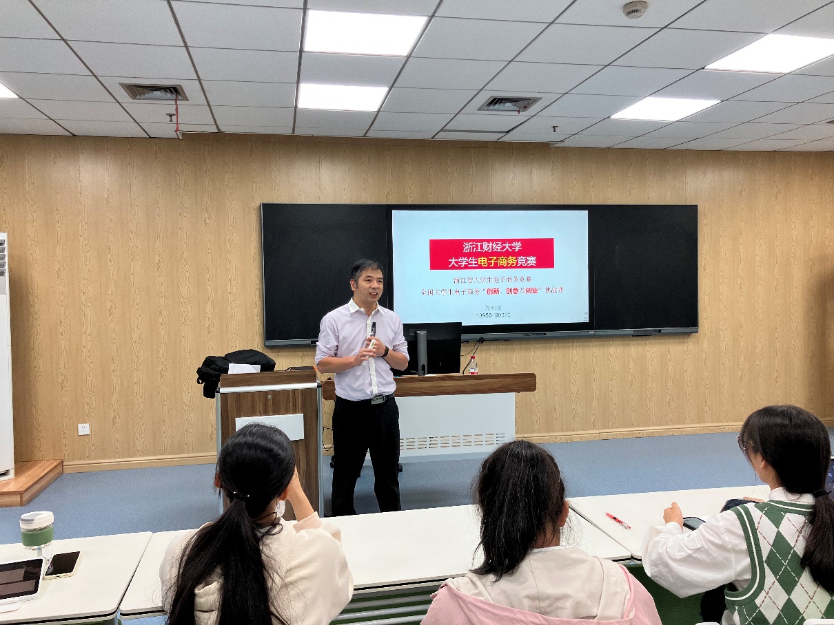 会议室里的人们描述已自动生成 会议室里的人们描述已自动生成