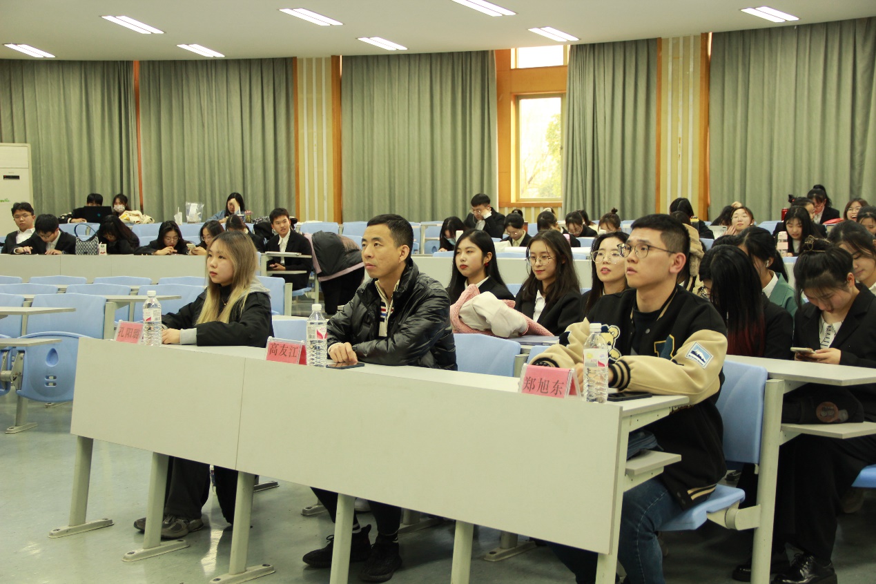 会议室里的人们描述已自动生成