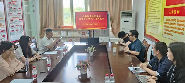 图片包含 桌子, 室内, 食物, 男人描述已自动生成